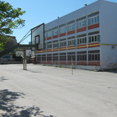 Το 3ο Γυμνάσιο (στο βάθος τα τείχη)