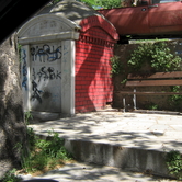 Η κόκκινη βρύση στην Ακροπόλεως