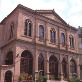 Η πρόσοψη του μητροπολιτικού ναού του Αγίου Αθανασίου