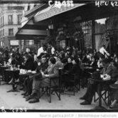 Υπαίθριος χώρος παρισινού καφέ