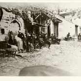 Δρόμος και κρήνη στην Άνω Πόλη (από φωτογραφία εποχής)