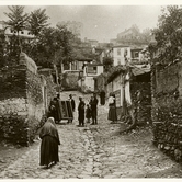 Δρόμος στην Άνω Πόλη και Πύργος Τριγωνίου (από φωτογραφία εποχής)