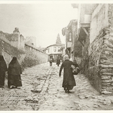 Δρόμος στην Άνω Πόλη και Πύργος Τριγωνίου (από φωτογραφία εποχής)