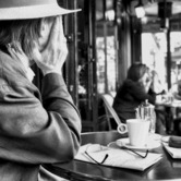 Ένα όμορφο καφέ στην πλατεία Σαιν Μισέλ