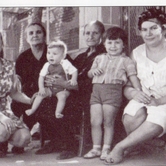 Οι γυναίκες βγαίνουν στο Κατώφλι