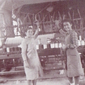 Η γυναίκα μπαίνει στο χώρο εργασίας