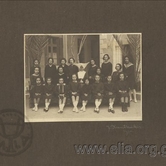 Ομαδική φωτογραφία μαθητριών με δασκάλα