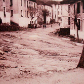 Χωματόδρομος σε προσφυγική γειτονιά της Καβάλας