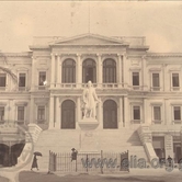 Πρόσοψη Δημαρχείου και ανδριάντας του Α. Μιαούλη