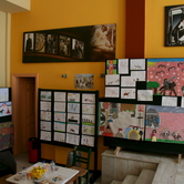 Φωτογραφία από την έκθεση παιδικής ζωγραφικής για τη γκιόστρα στο Δημοτικό Κινηματογράφο ΦΩΣΚΟΛΟΣ, 23-35 Απριλίου 2010