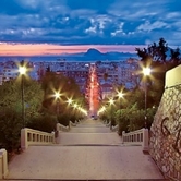 Οι σκάλες ενώνουν ή χωρίζουν την Κάτω και την Άνω πόλη;