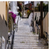 Στα σκαλιά του σπιτιού του κυρίου Ζαφειράκη