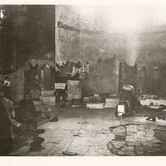 Ζώντας ανάμεσα σε τσουβάλι και εφημερίδες