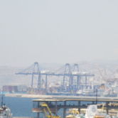 Στις λασπωμένες στράτες