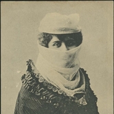 Τουρκάλα με φερετζέ περίπου το 1900. Καρτ-ποστάλ