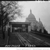 Το τελεφερίκ της Μονμάρτης και πίσω η Εκκλησία Σακρέ Κερ